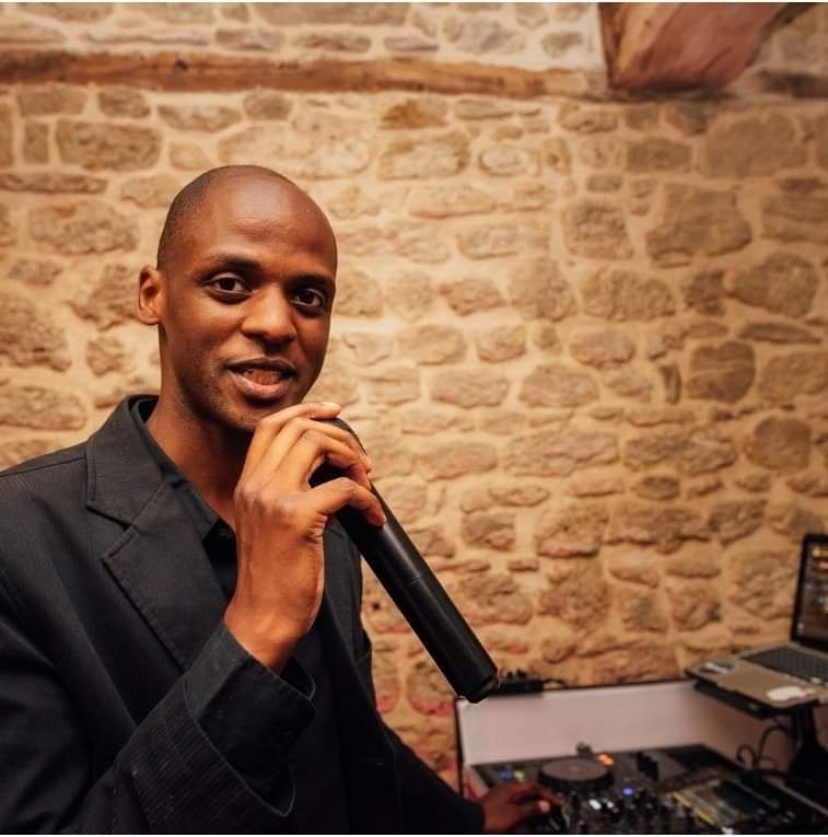 DJ Clay parle au micro